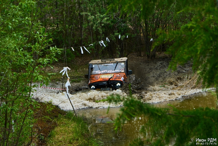 Второй фаворит соревнований - УАЗ Тигра крадётся в джунглях Якутии =))