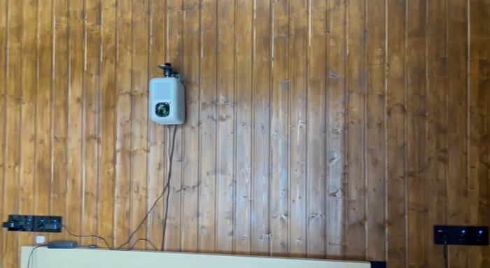 Проектор на стене