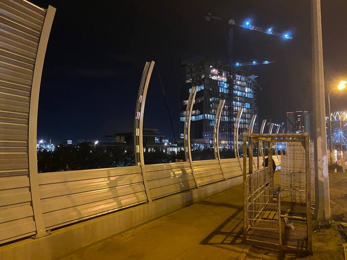 На фоне экранов одно из зданий отеля, в последствии, которому добрые казанцы обрушат рейтинг и его уберут из приложений. Фото с портала Prokazan.