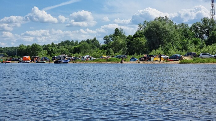 Наверное, очень популярное место: организован целый палаточный городок.