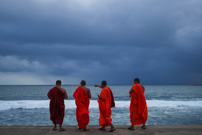 Ищут ничего на берегу моря