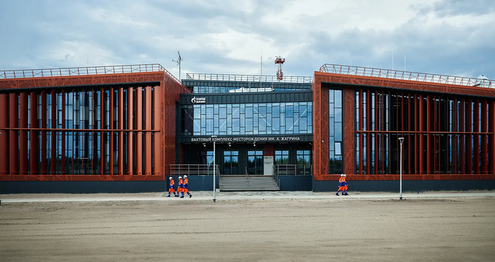 Вид на главный вход многофункционального вахтового комплекса месторождения Жагрина