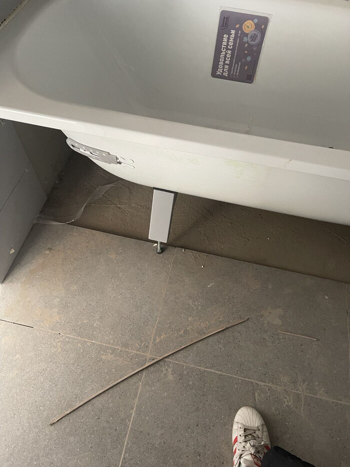 Гидроизоляции на полу и стенах нет. Возможны проливы, плесень и грибок. Надо все делать заново: сбивать плитку, менять неводостойкий гипсокартон на водостойкий, выносить лом, делать гидроизоляцию, наклеивать новую плитку. Полная переделка из-за "экономии".