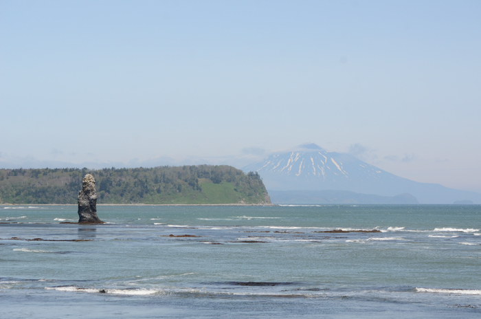 "Малый Чертик" - не столь известный кекур, расположенный поблизости от старшего брата, но скрытый от любопытных, но слепошарых туристов, полуразрушенным мысом. На заднем плане - вулкан Тятя, мыс Гиммерлинга и темное пятнышко мыса Рогачева