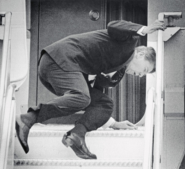 40-й президент США Рональд Рейган упал, поскользнувшись на ступеньках трапа борта номер один в аэропорту Сиэтла в октябре 1984 года.