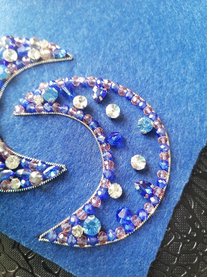 Намечаю рисунок, фиксирую Стразы и бусины