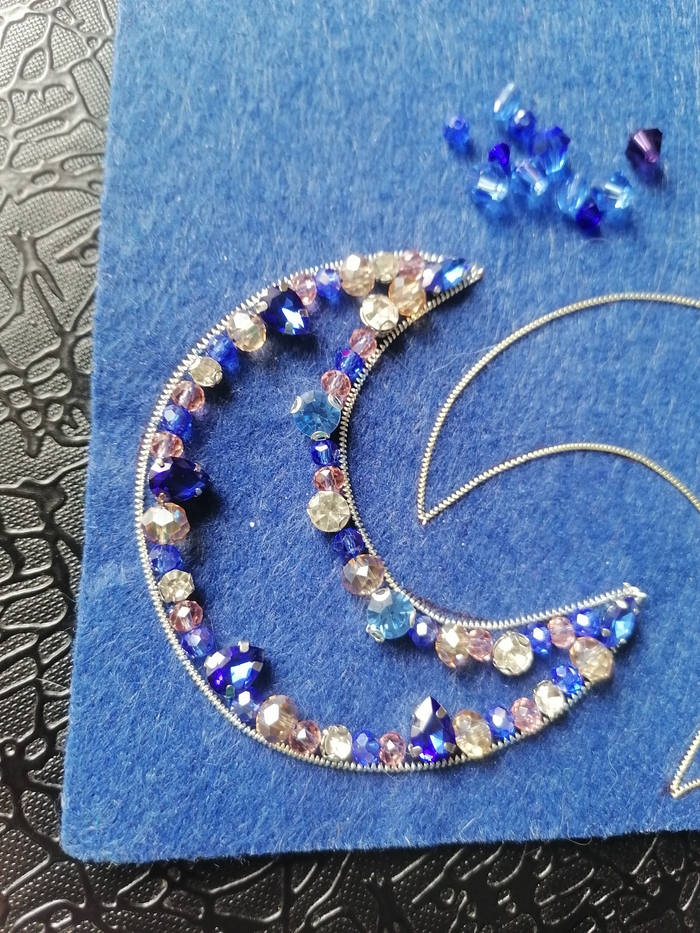 Заполнила контур гранеными бусинами синего, розового и бежевого цвета