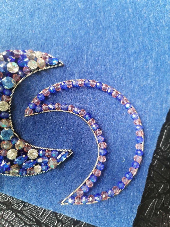 Тут решила просто сделать контур из чередующихся бусин