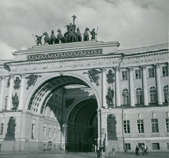 Арка Главного штаба 23 июля 1954 года.