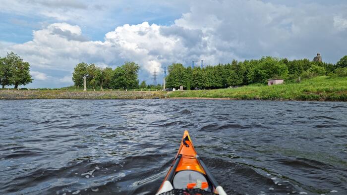 Ветер подгоняет в спину. До плотины — рукой подать.