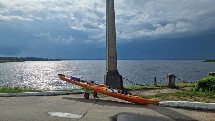 Редкий момент в путешествии - каяк на колёсах.
