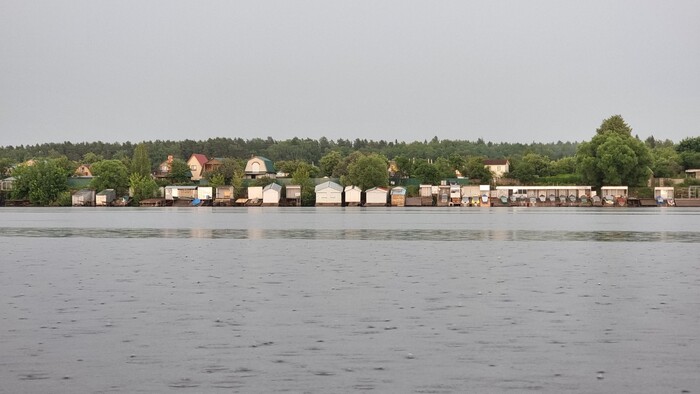 Вот где удобно — приехал, выкатил лодку и сразу на воду.