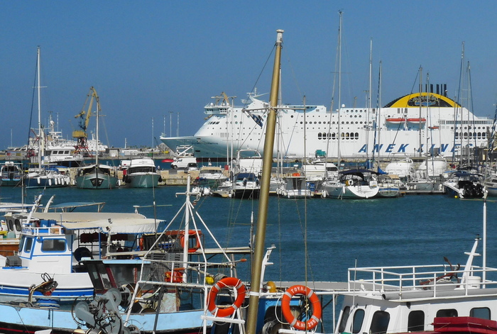 В порту Ираклиона