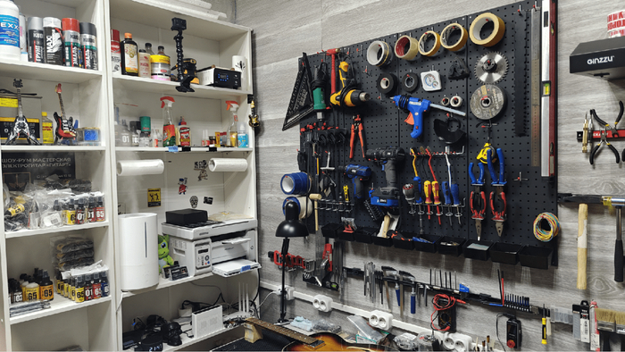 Сейчас так. С одной стороны гитары, а с другой мастерская