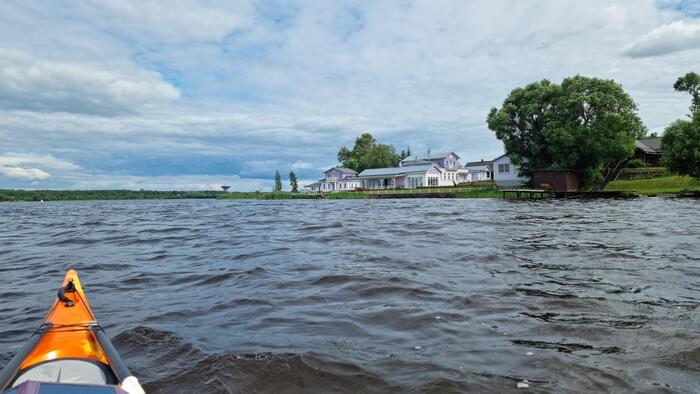 Дома-старожилы на берегу.