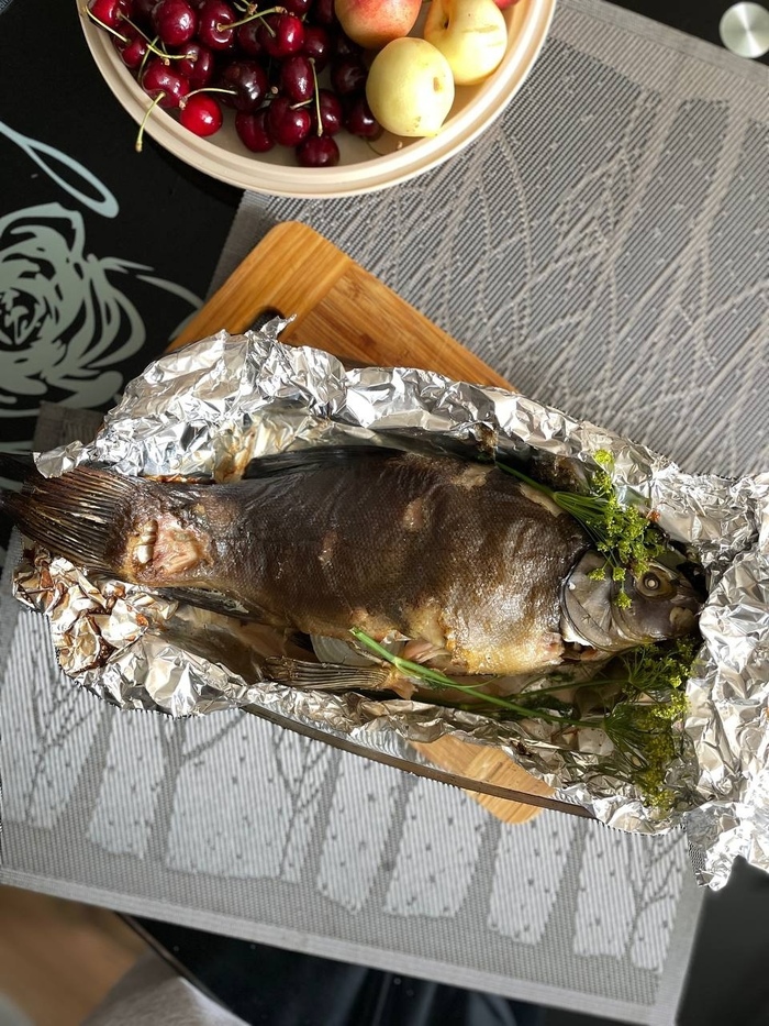 Линь запечённый в духовке с луком