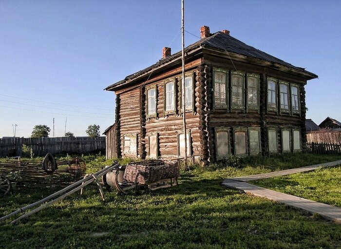 Отец затеял строительство нового дома, большего по размерам, чем дом деда, на одном дворе. Это был двухэтажный дом, самый большой в Покровском.