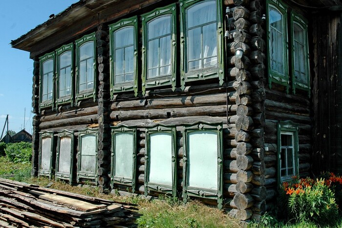 Отец затеял строительство нового дома, большего по размерам, чем дом деда, на одном дворе. Это был двухэтажный дом, самый большой в Покровском.