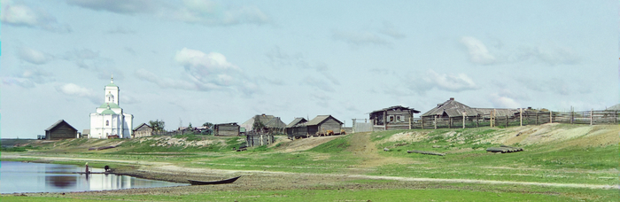 Вид на Покровское и церковь (двор Распутиных отсюда невиден). В Покровском, большой деревне в Западной Сибири, была одна церковь -Покрова Богоматери.