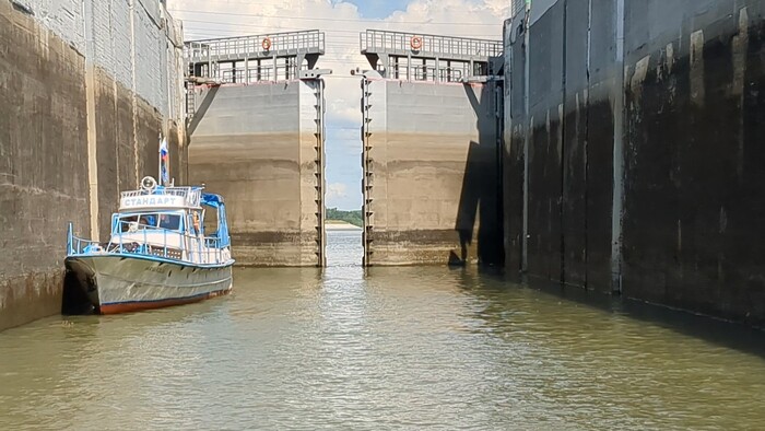 Ворота камеры закрываются