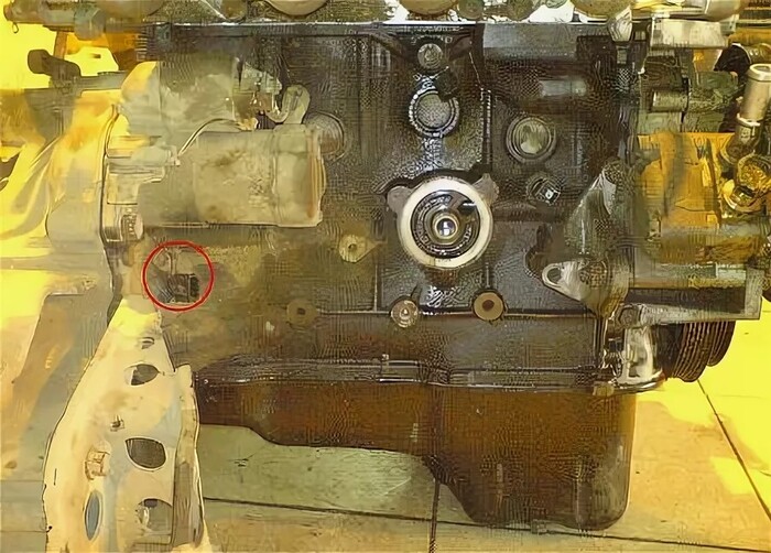 Красным обведен датчик коленвала. На машине туда долезть - тот ещё секс.