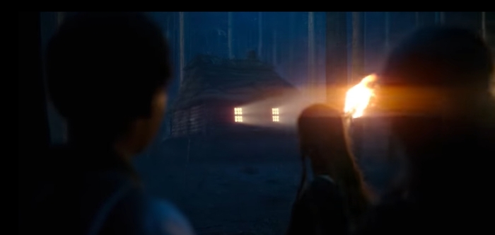 В сериале "Ведьмак" от Netflix 2 сезон 2 серия.Избушка на курьих ножках.Францеска Финдабаир говорит: "Повернись к лесу задом,ко мне передом".