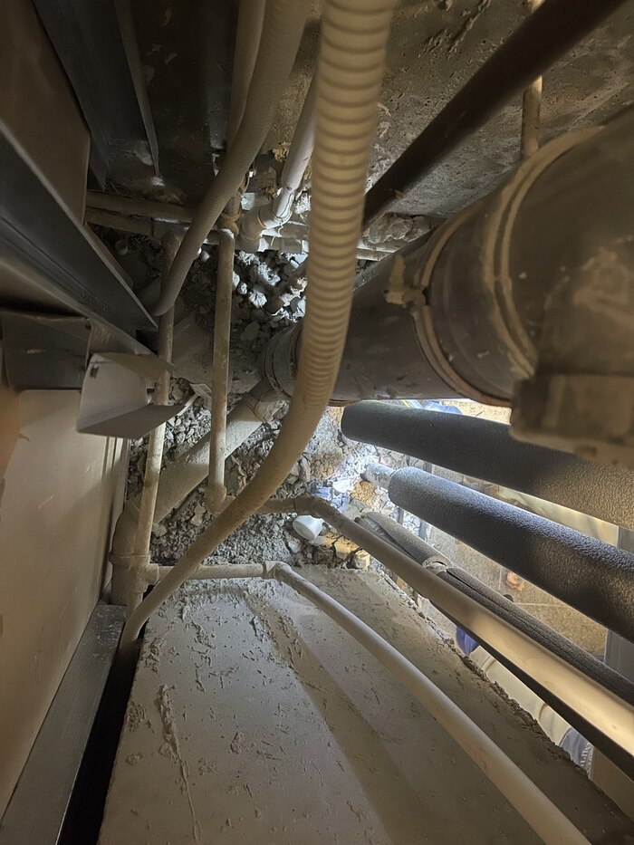 Вент канал через _опу сделан, в нем мусор, трубы можно было бы обесшумить. Я слышу речь соседки слово-в-слово и когда устаю слушать, повторяю ей в вент канал дословно 3 предложения кряду. Она говорит "ой, нас слышали, я с улицы позвоню". С шумкой треш.