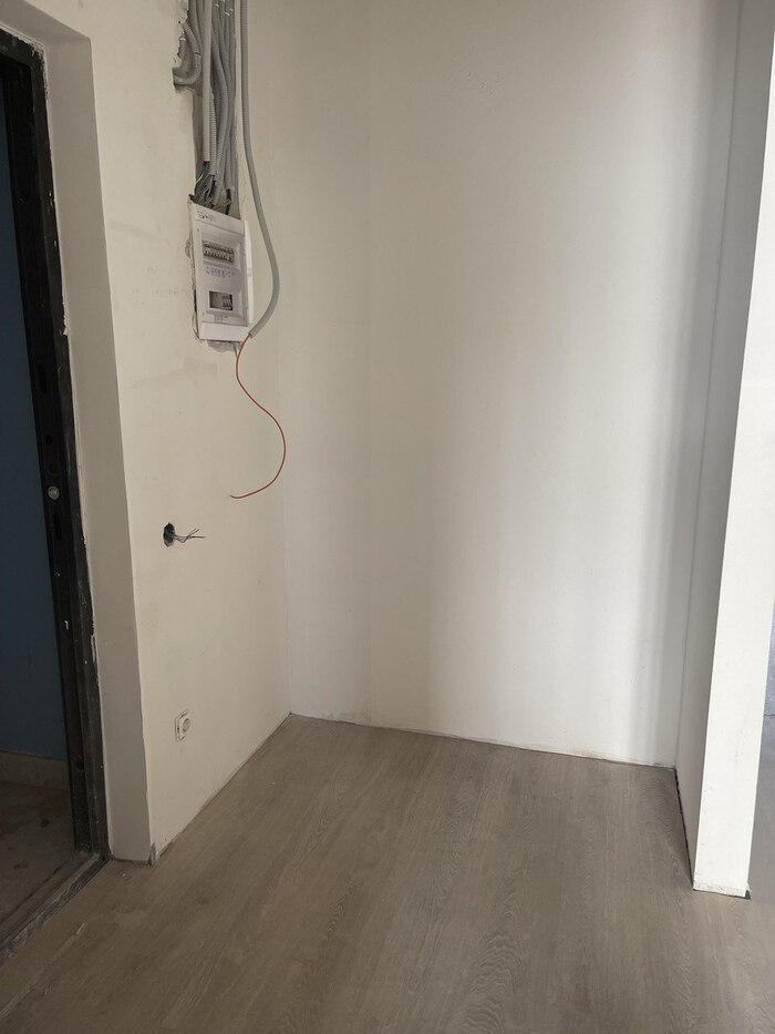 Грязь на обоях - жесть. Как у пьяниц каких. А ведь это новая квартира, в которой еще никто не жил.