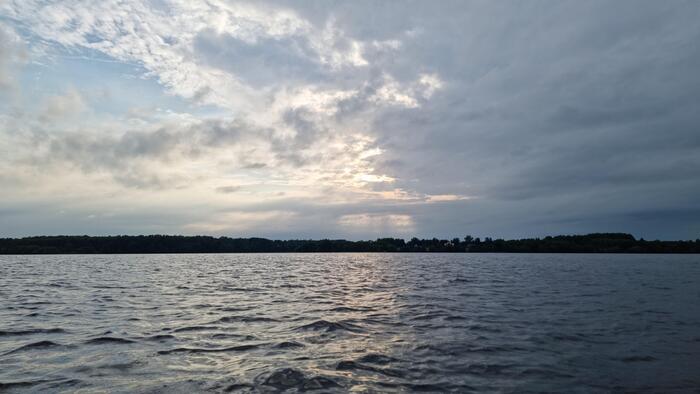 После часов борьбы, когда каждый гребок как последний, Волга решила подарить золотой закат.