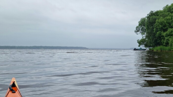 Когда весь флот решил переждать, а ты продолжаешь свой путь. Кажется, этот катер решил, что сегодня не его день.