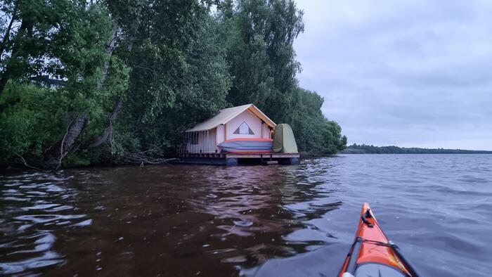 После того, как проскочил идеальное место, меня встретил вот такой плавучий домик. А за ним, как оказалось, ничего хорошего уже не было.