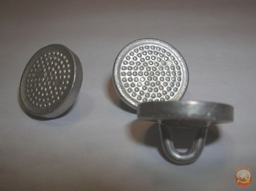 Эта пуговица + мел, и на коже рисуется синяк