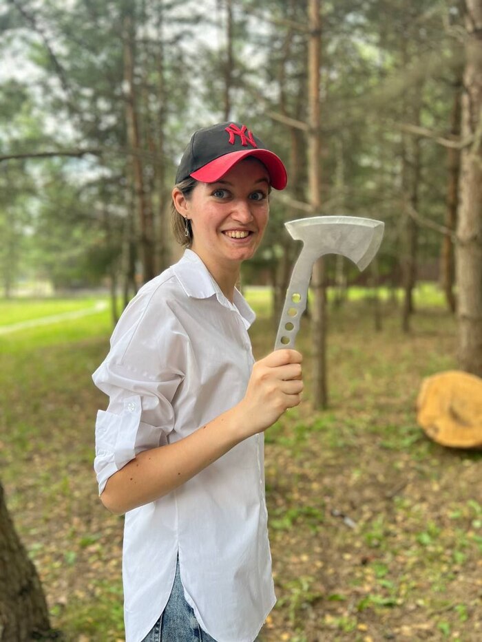 Лучше не давать женщинам топоры :)