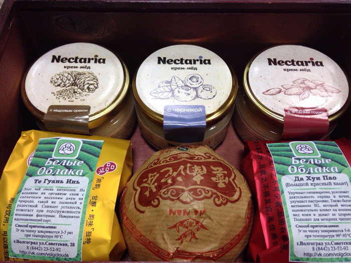 Чайные и сувенирные магазины добавляли наш крем-мед в подарочные наборы и перепродавали.