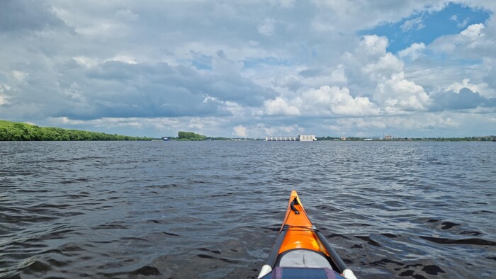 Вчера в потемках казалось, что до ГЭС еще плыть и плыть. Оказалось, этот бетонный гигант все время был буквально под боком.