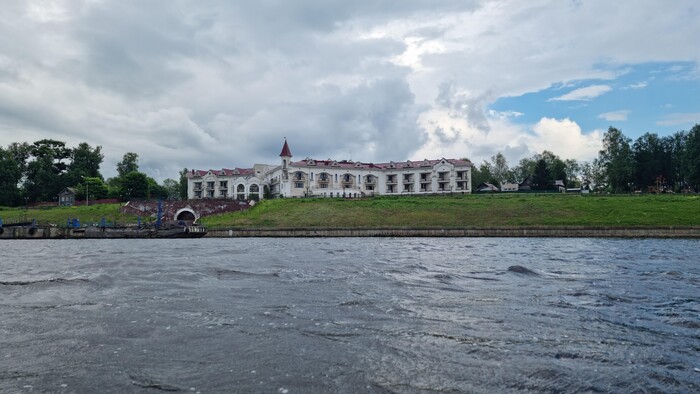 Прелесть путешествия на каяке: видишь город со скрытого от туристов ракурса. Интересно, какая история у этого дома?