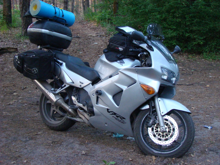 Вот так выглядел мотоцикл, когда я начинал путешествовать с палаткой