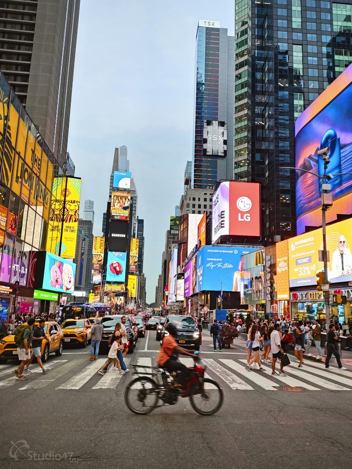 Прошёл по Бродвею через Таймс-сквер