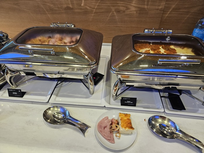 Омлет, колбаски с жареным луком, тоже часов в 5 утра появились