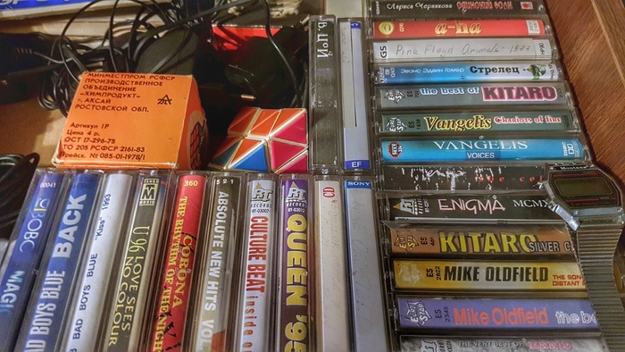 Часы монтана уже кто-то выкладывал, нет смысла распинаться. Кубики и пирамидки рубика - тоже были вездесущи