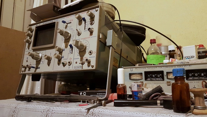 То, на чём чинилось то, на чём слушали или смотрели :)