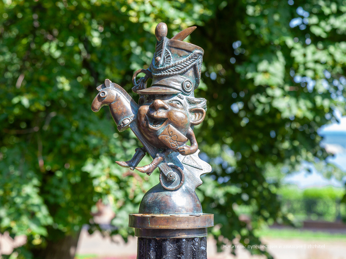 Колобок-гусар в честь Дениса Давыдова. У меня он ассоциируется еще с поручиком Ржевским