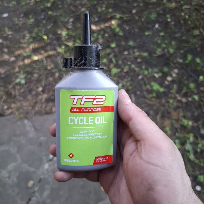 К счастью, у меня в загашниках осталось масло, которое я собирался использовать на велосипеде жены.