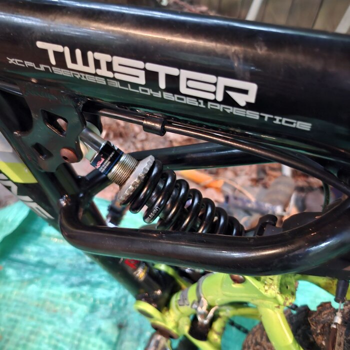 Старый амортизатор совсем стоеросовый - никак не гнется и только ноет как старый дед. Пробовал разбирать и смазывать - никакого толку.