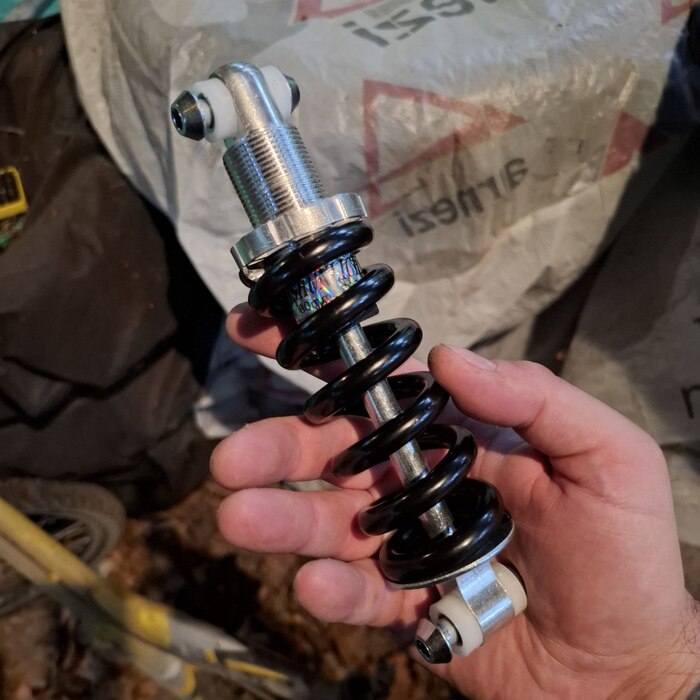 Простой пружинный амортизатор с Озона. Цена - чуть меньше 800р.