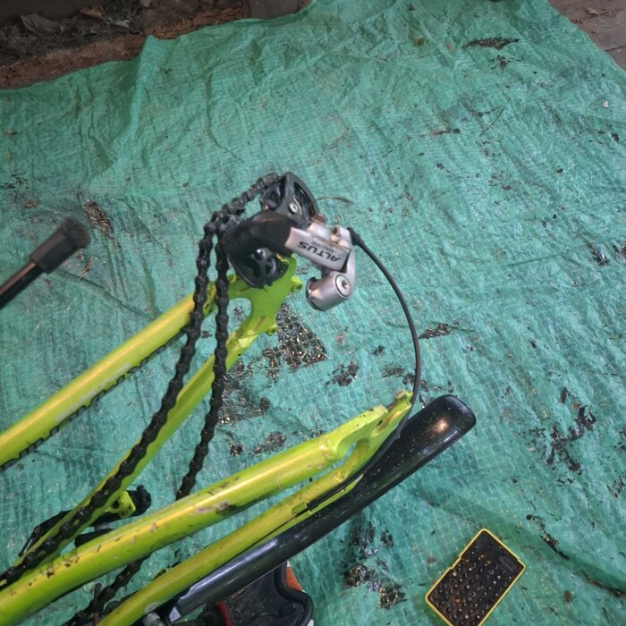 Снимаем заднее колесо, затем - сам петух.