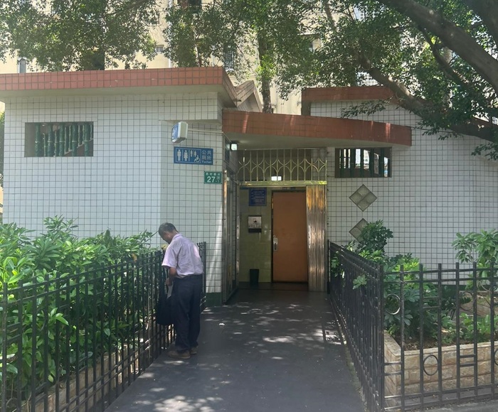 Практически всегда туалеты из бетона и кирпича