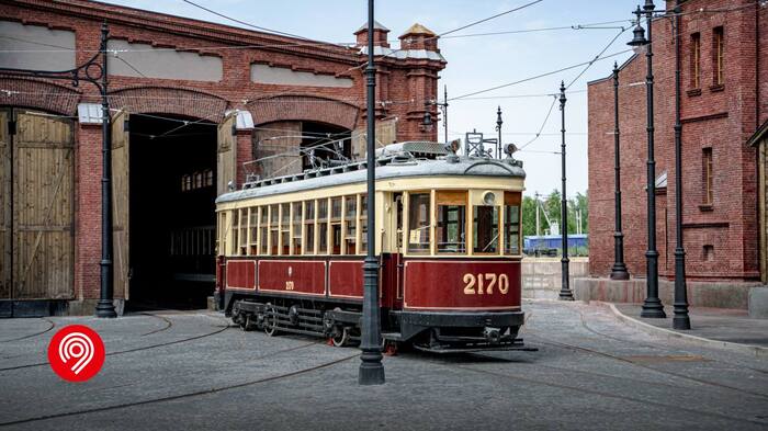 По путям, воссозданным для фильма, курсируют любимцы эпохи — настоящие ретротрамваи, которые специально привезли для съемок.