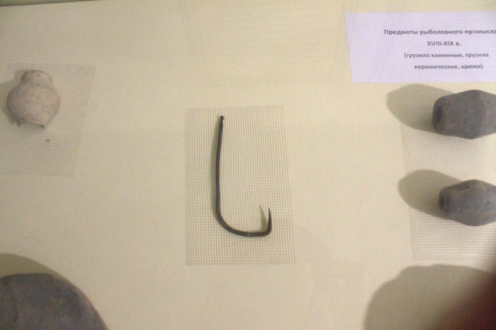 Рыболовный крючок размером с ладонь взрослого человека.