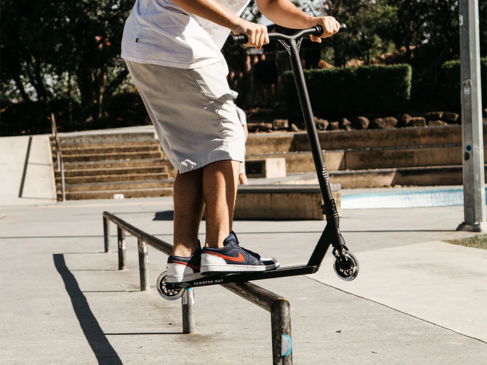 Как называется спорт на самокате: все о кикскутеринге